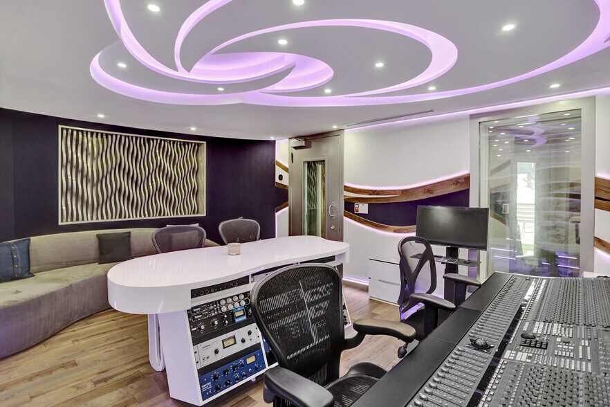 More Photos Of 430 Ne 121st St, Biscayne Park Movie Radio TVStudio For Sale