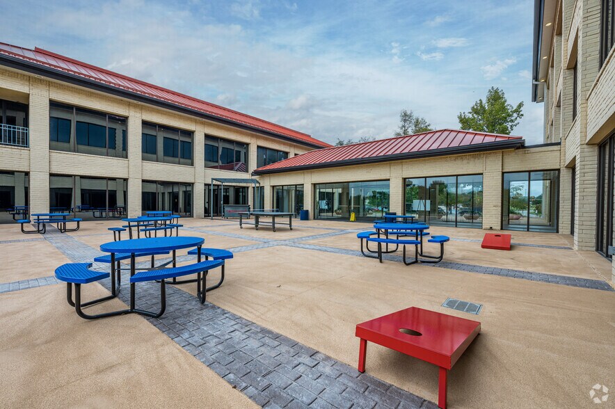 More Photos Of 2100-2120 W Walnut Hill Ln, Irving Office For Lease