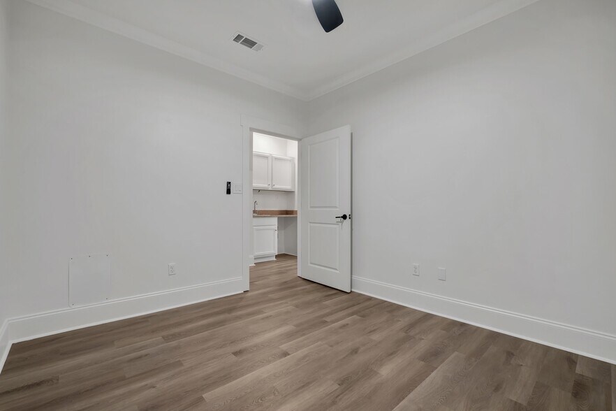 More Photos Of 1725 Capital Cir NE, Tallahassee Medical For Sale