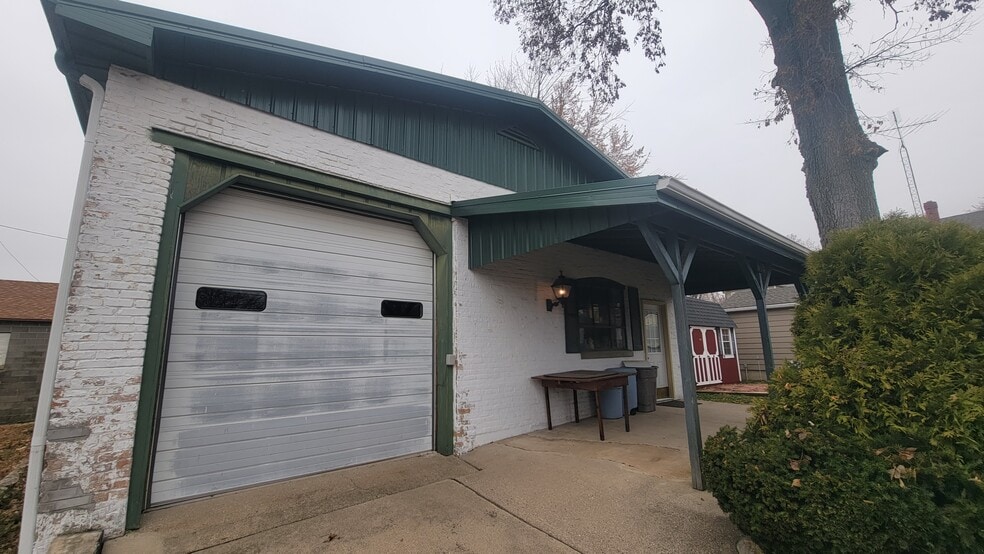 More Photos Of 605 Evans Ave, Ashton Auto Repair For Sale