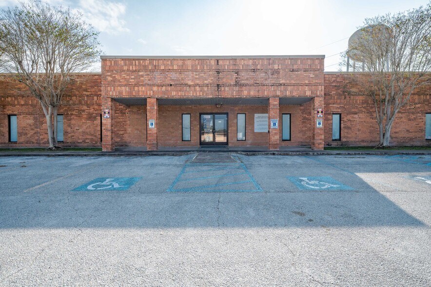 More Photos Of 1800 S Washington St, Beeville Office For Sale