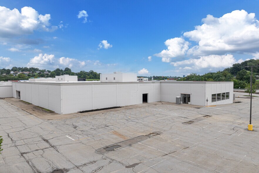 More Photos Of 1500 W Chestnut St, Washington Warehouse For Lease