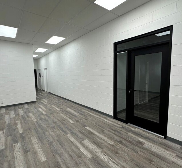 More Photos Of 1003 Paulsun Dr, San Antonio Warehouse For Sale