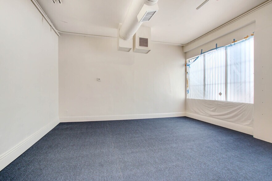 More Photos Of 416-424 N Fairfax Ave, Los Angeles Storefront For Lease