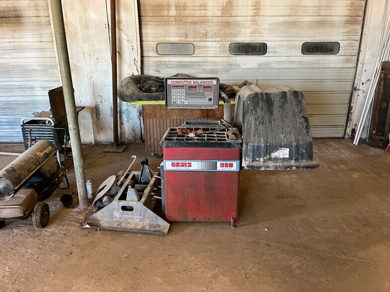 More Photos Of 1202 Cherokee St, Lindsay Auto Repair For Sale
