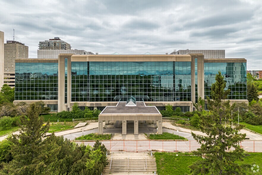 More Photos Of 555 Boul Carriere, Gatineau Office For Sale