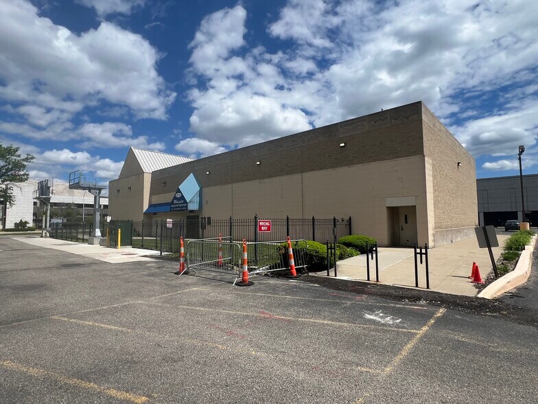 More Photos Of 60 E Warren Ave, Detroit Medical For Lease