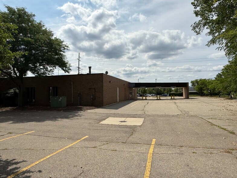 More Photos Of 6120 W Maple Rd, West Bloomfield Bank For Sale