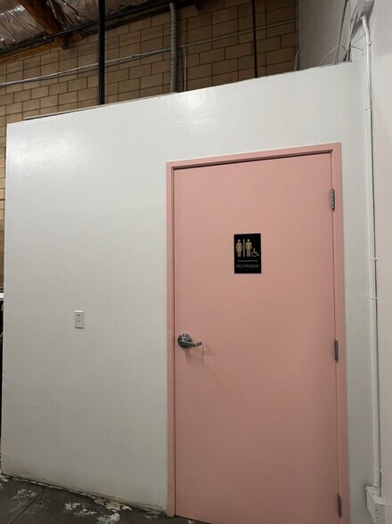 More Photos Of 530-550 S Vella Rd, Palm Springs Warehouse For Lease