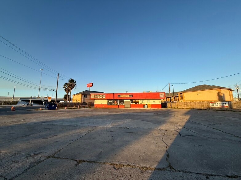 More Photos Of 2214 Leopard St, Corpus Christi Freestanding For Sale