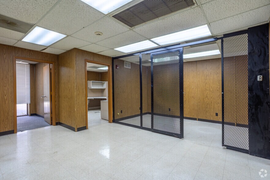 More Photos Of 912 E Walnut St, Garland Manufacturing For Lease