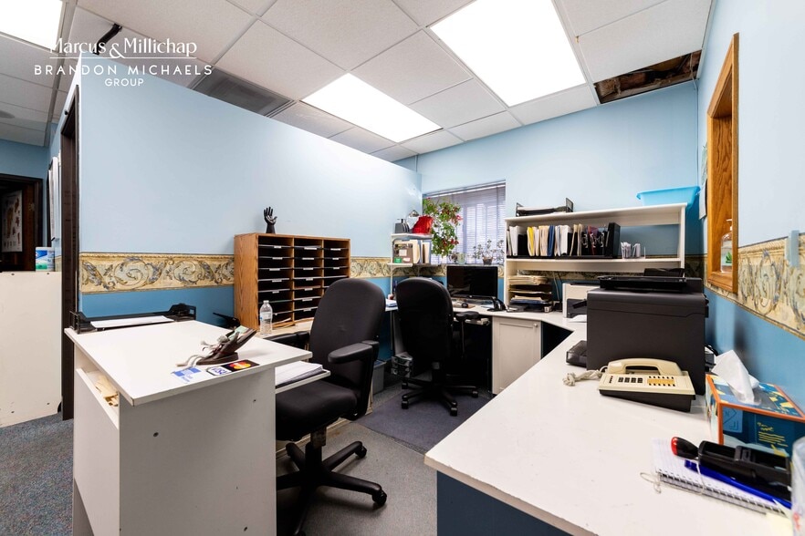 More Photos Of 1600 E Chevy Chase Dr, Glendale General Retail For Sale