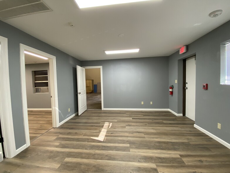 More Photos Of 1930 W Cardinal Dr, Beaumont Warehouse For Lease