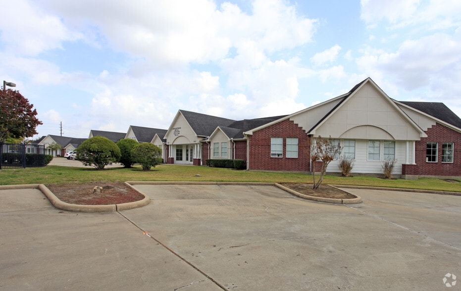 More Photos Of 7002 Riverbrook Dr, Sugar Land Office Residential For Sale