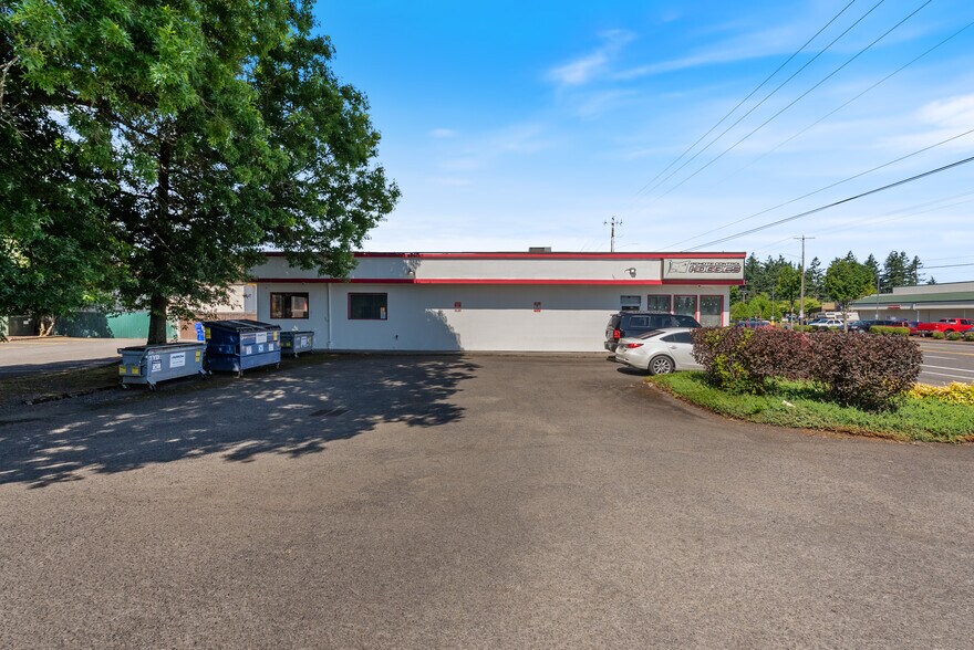 More Photos Of 12412 NE Halsey St, Portland Freestanding For Lease