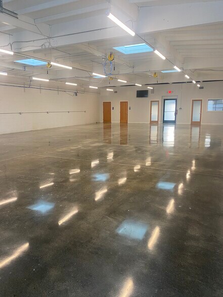 More Photos Of 126 Arena St, El Segundo Showroom For Lease