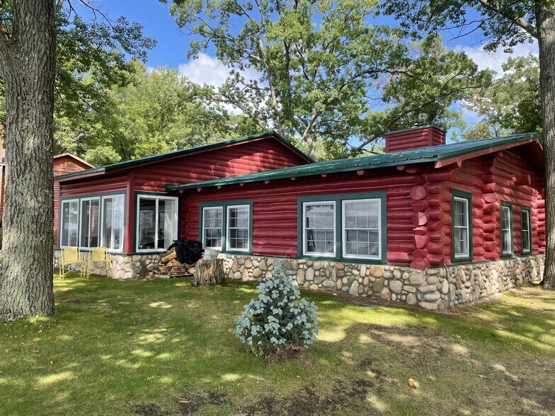 More Photos Of 127 Oneida Dr, Houghton Lake Hotel For Sale