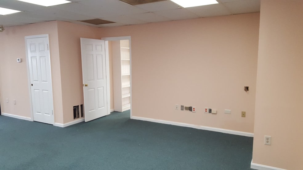 More Photos Of 9520 Marlboro Pike, Upper Marlboro Office For Sale