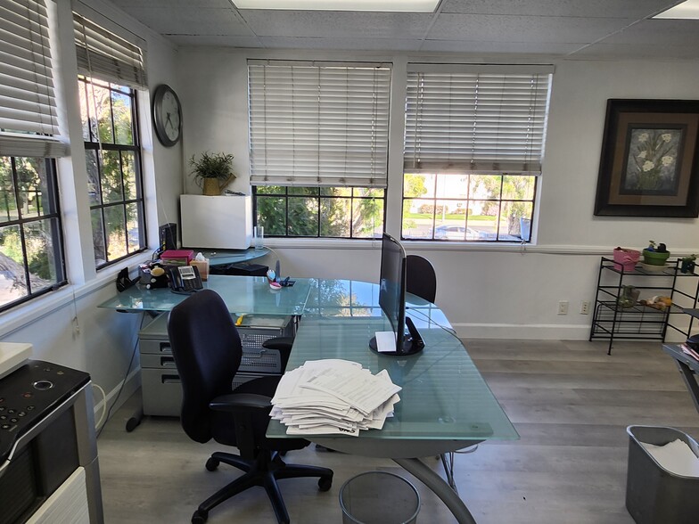 More Photos Of 960 W 17th St, Santa Ana Office For Sale