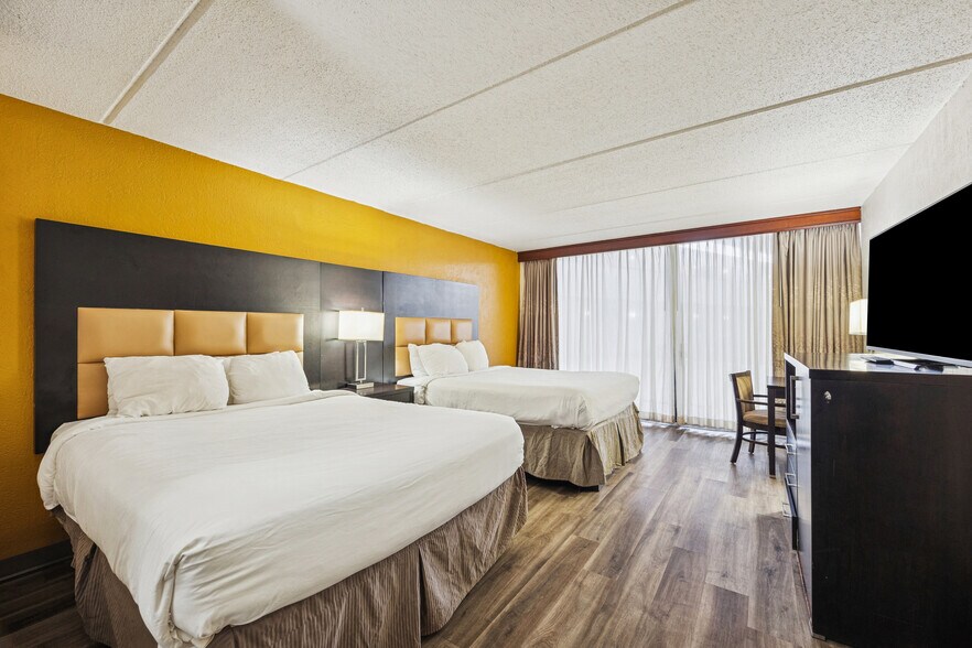 More Photos Of 925 Highway 332, Lake Jackson Hotel For Sale