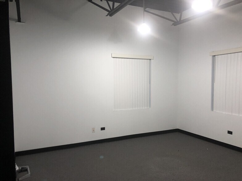 More Photos Of 2600 Beverly Dr, Aurora Light Distribution For Sale