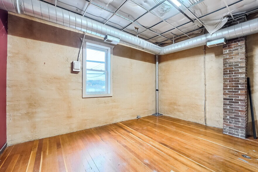 More Photos Of 611 2nd Ave, Longmont Showroom For Sale