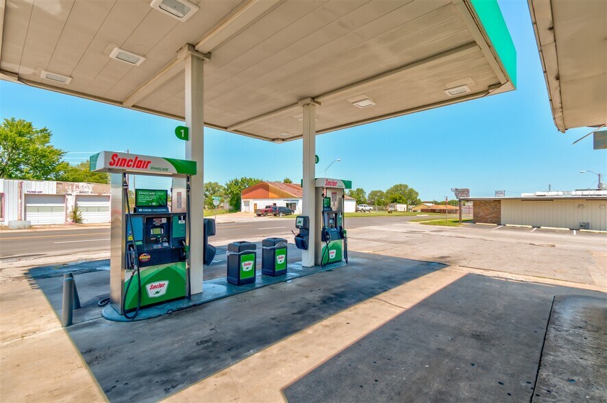 More Photos Of 1705 SW Frank Phillips Blvd, Bartlesville Service Station For Sale