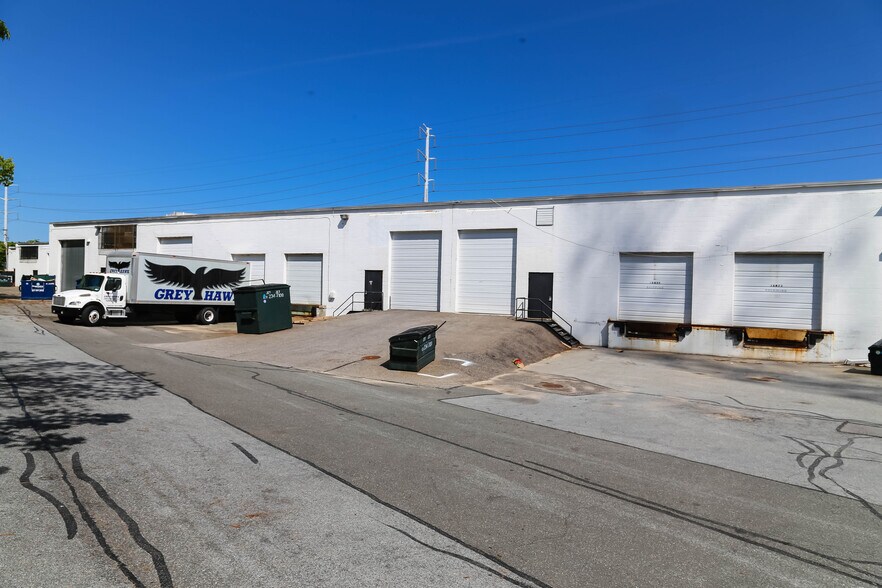 More Photos Of 3180 Expressway Dr S, Islandia Warehouse For Lease