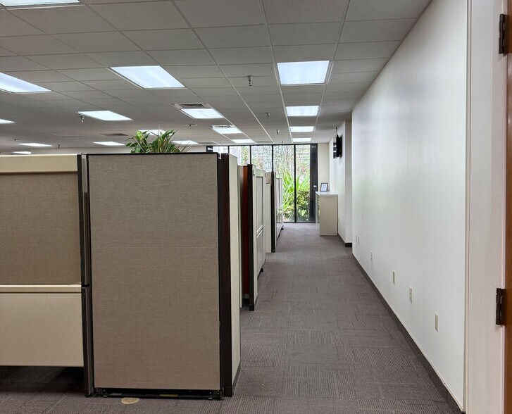 More Photos Of 5201 Tampa West Blvd, Tampa Flex For Lease