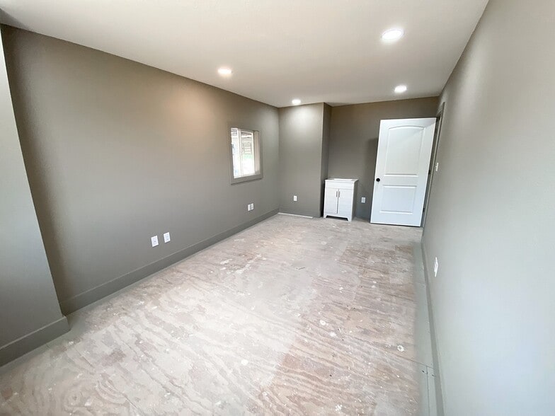More Photos Of 3625 Highway 290 W, Brenham Warehouse For Sale