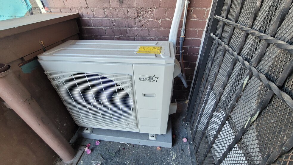 More Photos Of 438 N Fairfax Ave, Los Angeles Storefront For Lease