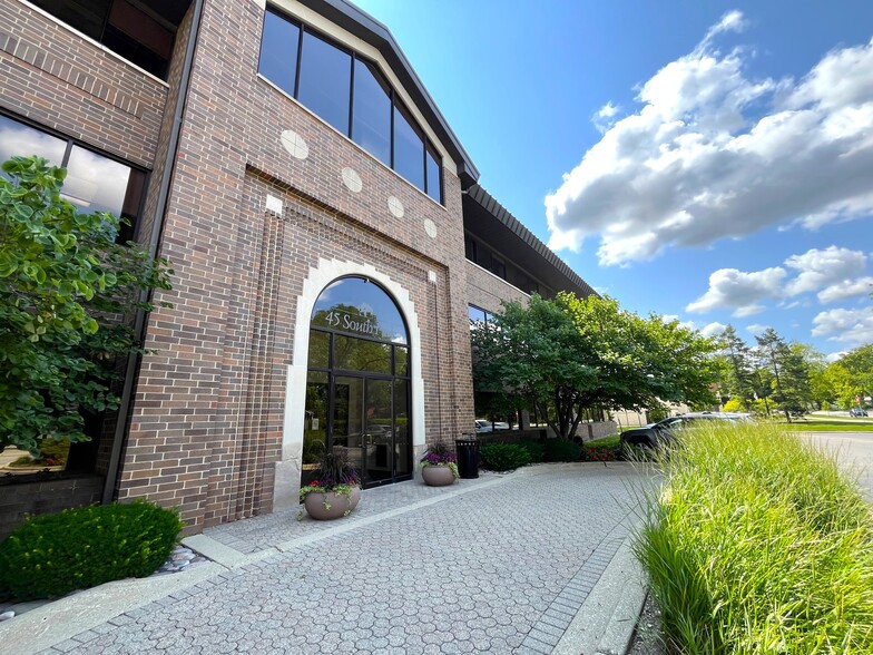 Primary Photo Of 45 S Park Blvd, Glen Ellyn Office For Lease