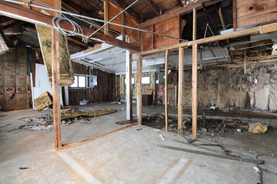 More Photos Of 1308 S Heaton St, Knox Auto Repair For Sale