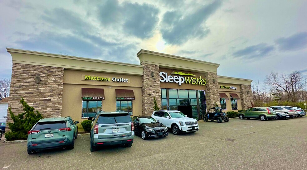 Primary Photo Of 1696 Sunrise Hwy, Bay Shore Storefront For Lease