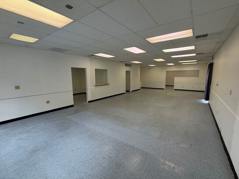 More Photos Of 21 E Glenwood Ave, Smyrna Storefront For Lease