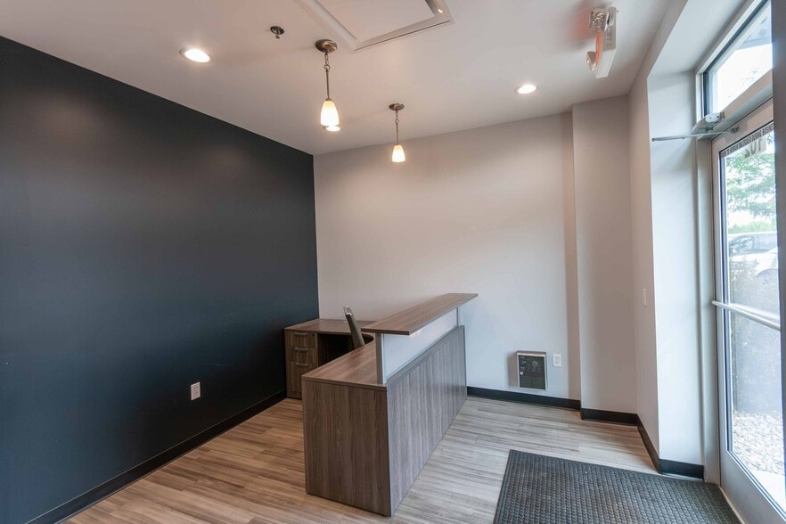 More Photos Of 7292 Greenridge Rd, Windsor Warehouse For Lease