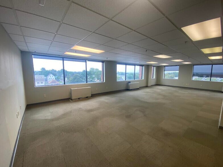 More Photos Of 228 Maple St, Manchester Office For Sale