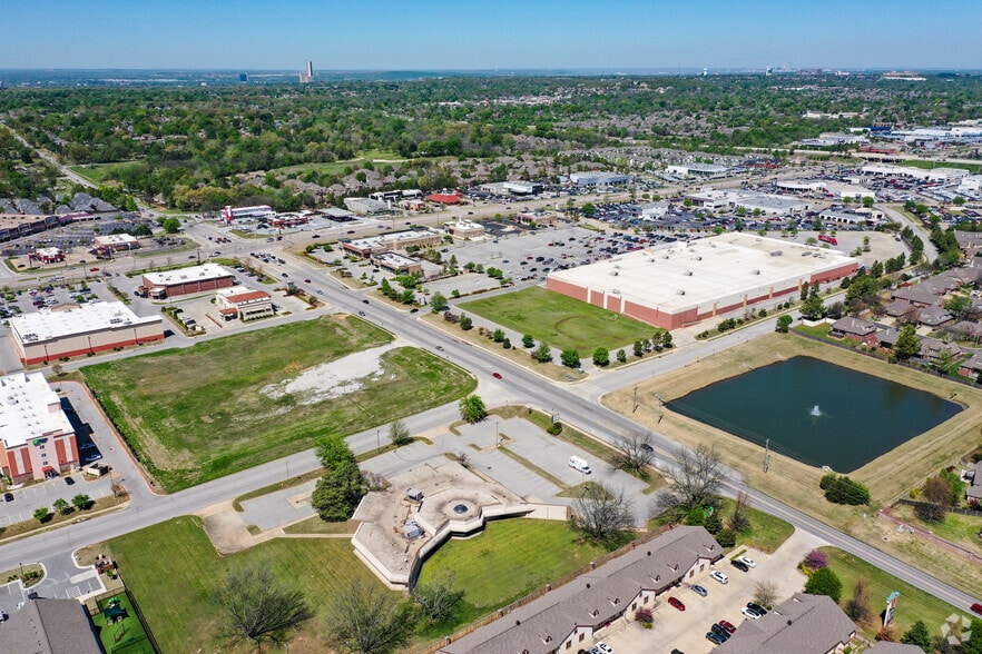 More Photos Of 8414 E 101st St, Tulsa Freestanding For Lease