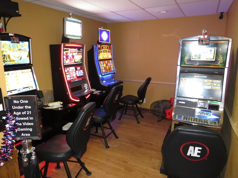 More Photos Of 316 N Main St, Seneca Bar For Sale