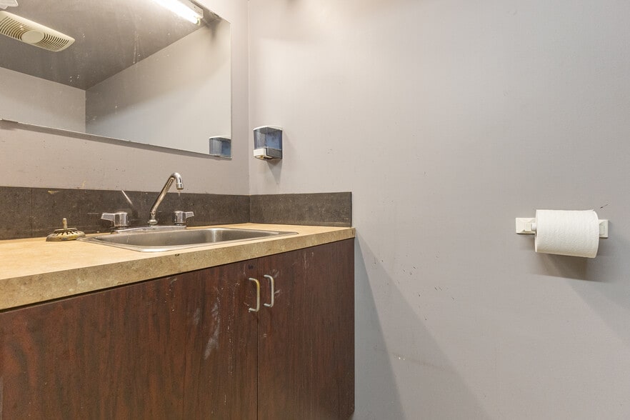 More Photos Of 2253-2265B W Railway St, Abbotsford Warehouse For Lease