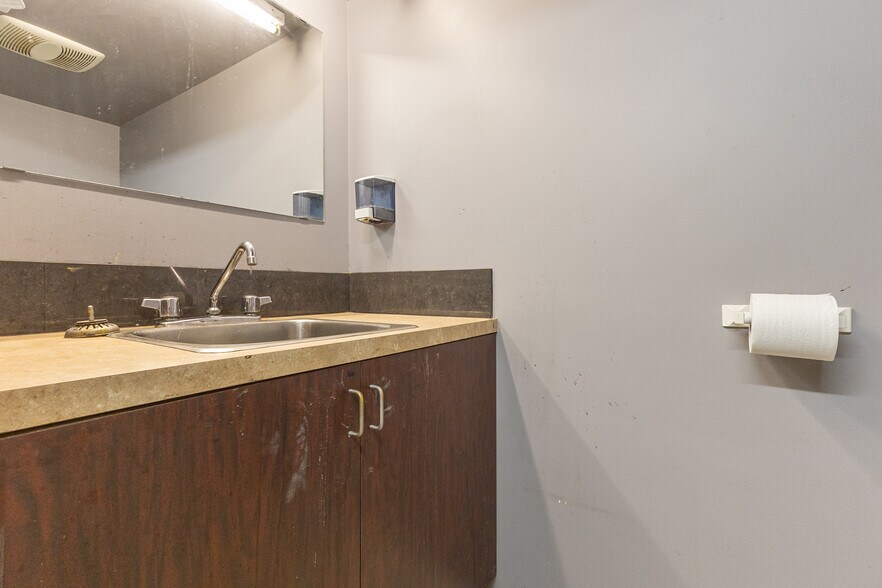 More Photos Of 2265b W Railway st, Abbotsford Warehouse For Lease