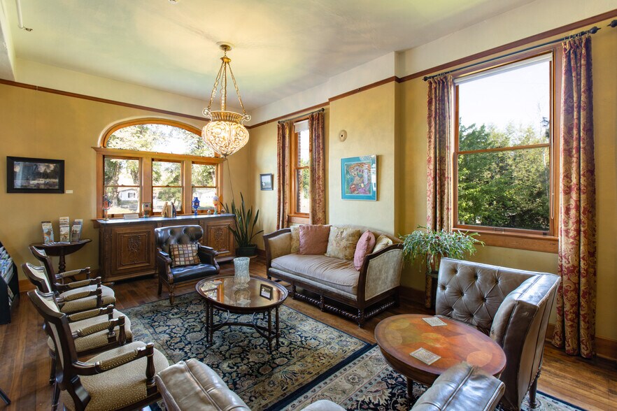 More Photos Of 40 SE Heimrich St, Dufur Hotel For Sale