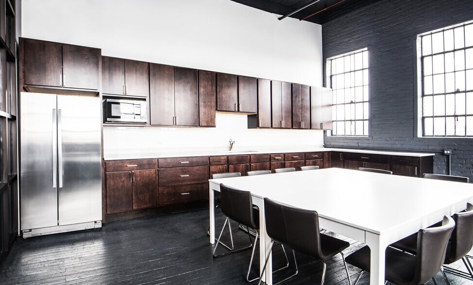 More Photos Of 2415 W 19th St, Chicago Warehouse For Lease