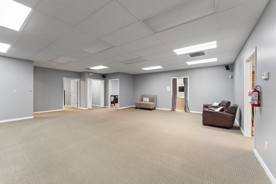 More Photos Of 4241 Kirk Rd, Austintown Office For Sale