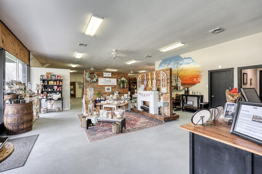 More Photos Of 8637 Oxbow Ln, Neosho Storefront Retail Residential For Sale