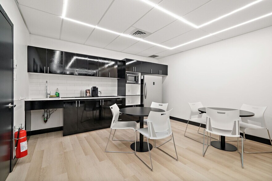 More Photos Of 3131 Boul de la Concorde E, Laval Coworking Space