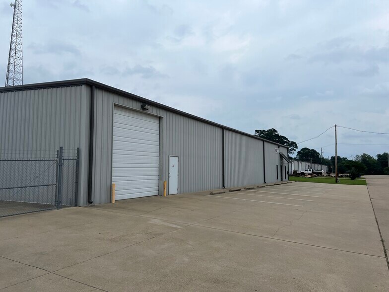 More Photos Of 1200-1211 Champion Way, Longview Unknown For Lease