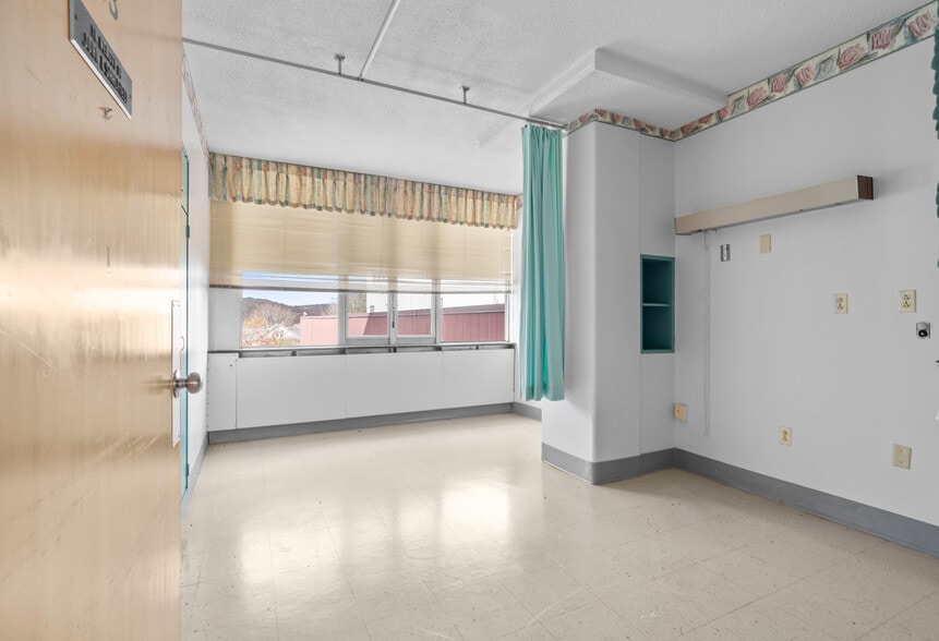 More Photos Of 94 Hospital St, Ridgway Specialty For Sale