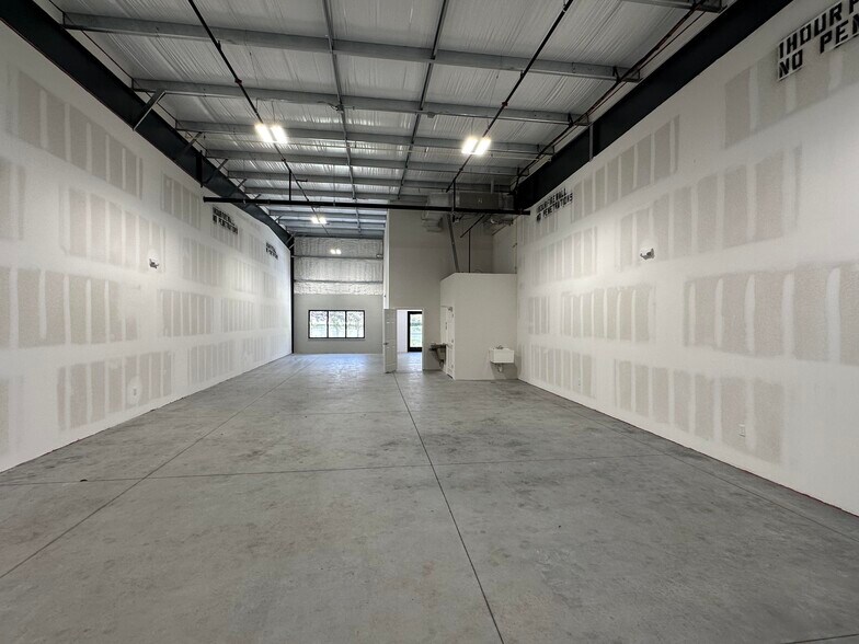 More Photos Of 4214 Solutions Ln, Bradenton Warehouse For Lease