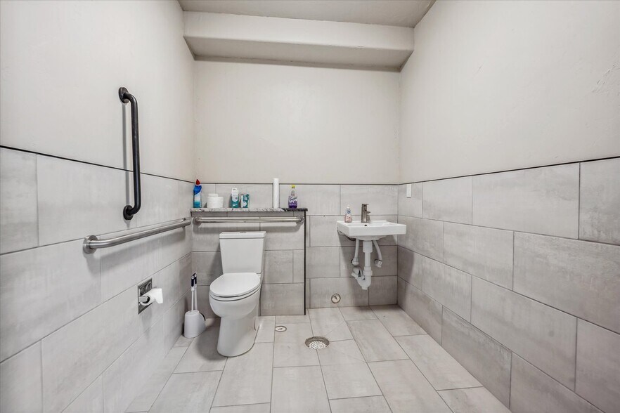 More Photos Of 15181 Shadow Wood St, Brighton Parking Garage For Lease